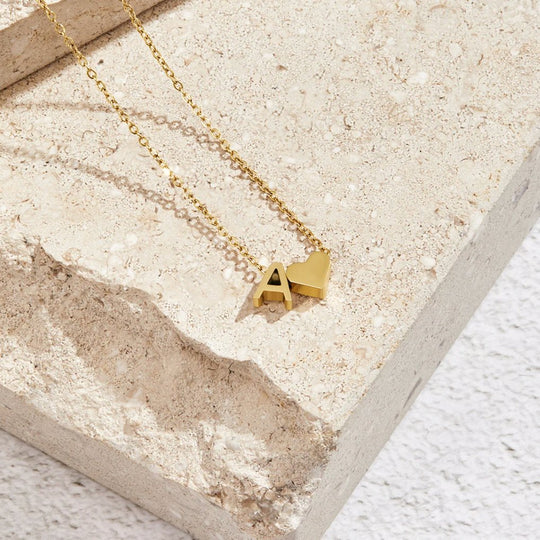 Gullhálsmen með eilífri ást og letri